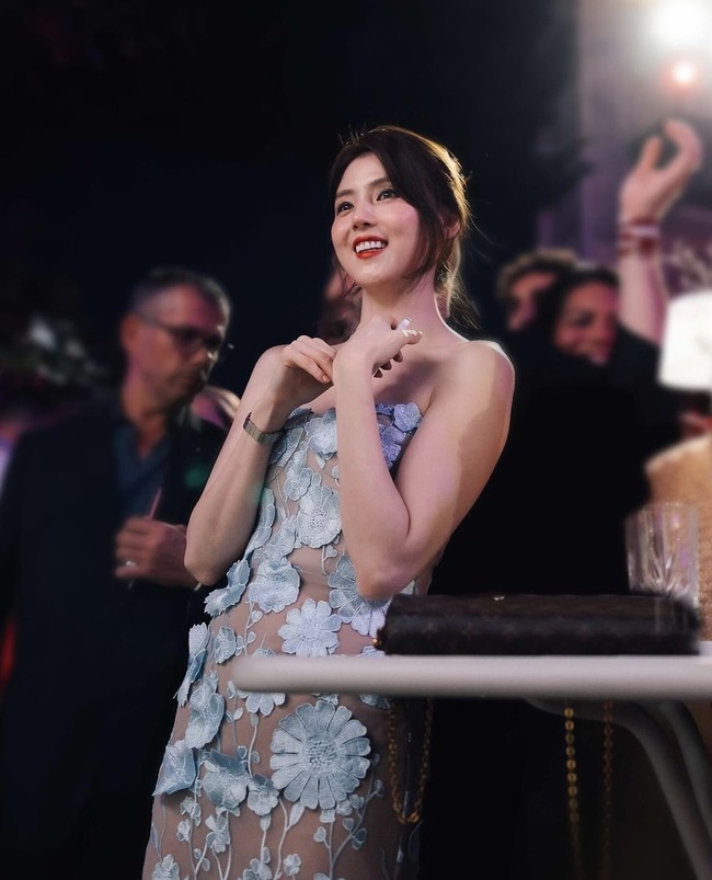 Penampilan Han So Hee sontak ramai menjadi perbincangan di media sosial. Terlebih bintang drama Korea Gyeongseong Creature itu tampil cantik memesona. Foto: Instagram