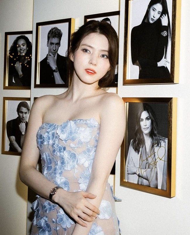 Desember lalu, Han So Hee resmi didapuk menjadi global ambassador merek jam tangan mewah tersebut. Dia bergabung dengan deretan artis kenamaan dunia seperti George Clooney, Nicole Kidman, Cindy Crawford, hingga Zoe Kravitz. Foto: Instagram