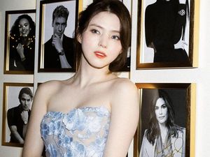 7 Foto Han So Hee Pakai Gaun Semi Transparan di Paris, Cantik Memesona