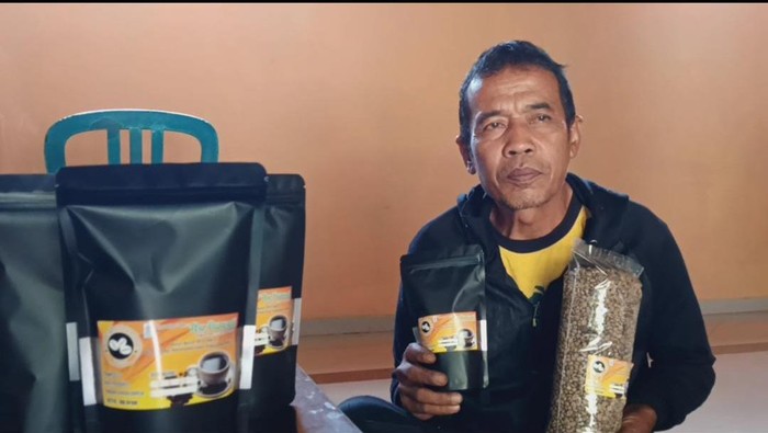 Haryanto petani kopi selo gedong khas Gunung Wilis, Madiun