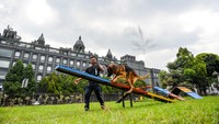 Petugas mengajak hewan peliharaan anjing bermain di G.H Universal Pet Inn, Bandung, Jawa Barat, Sabtu (10/8/2024).