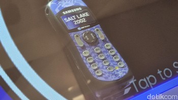 Ini adalah Samsung SCH-T300. Untuk pertama kalinya, Samsung memproduksi ponsel Edisi Olimpiade yang menampilkan nada dering yang mengesankan. Mengusung resolusi 128 x 128 piksel,layar SCH-T300 lebih dari dua kali lipat ukuran edisi Olimpiade sebelumnya. Sebagai salah satu ponsel berkemampuan Internet pertama, ia memiliki browser web bawaan dan tombol Internet khusus. Foto: Adi Fida Rahman/detikINET