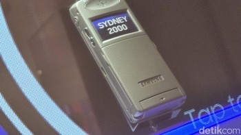 Samsung SGH-600 menjadi HP edisi khusus Olimpiade Sydney 2000. SGH-600 mpunya keunggulan pada tampilan layarnya serta kemampuan untuk menyimpan hingga 100 nomor telepon, perekaman suara, dan fitur kalender. Foto: Adi Fida Rahman/detikINET