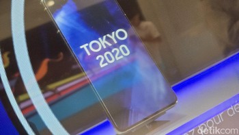 Semua 17.000 atlet Olimpiade dan Paralimpiade yang berkompetisi di Tokyo diberikan Ponsel Atlet Galaxy S21 5G Tokyo 2020. Desain ponsel memperingati Tokyo 2020 dengan bodi biru yang ramping dan Cincin Olimpiade atau Paralimpiade Agitos yang tertulis di bagian belakang. Dengan aplikasi yang sudah diinstal sebelumnya, atlet memiliki akses langsung ke informasi umum dan terhubung langsung ke Komisi Atlet IOC untuk sumber daya dan penawaran eksklusif. Foto: Adi Fida Rahman/detikINET