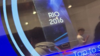 Galaxy S7 Edge Edisi Olimpiade Rio 2016 dirancang khusus Samsung dengan antarmuka menampilkan lima warna cincin Olimpiade. Ponsel Galaxy S7 Edge Edisi Olimpiade disediakan untuk semua atlet Olimpiade, menjadikannya salah satu produk yang paling terlihat di Olimpiade Rio 2016. Foto: Adi Fida Rahman/detikINET