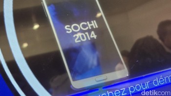 Olimpiade Musim Dingin Sochi 2014 adalah tahun pertama Samsung menyediakan ponsel untuk semua atlet. Penutup flip Galaxy Note 3 dihiasi bendera nasional para atlet yang bisa dilambaikan selama Upacara Pembukaan. Galaxy Note 3 punya kemampuan multimedia mumpuni. Ini adalah ponsel pertama dengan USB 3.0 untuk transfer cepat, kamera 13 megapiksel dengan kemampuan untuk merekam video 4K pada 30 frame per detik dan memiliki Wi-Fi dan Bluetooth untuk fungsi nirkabel. Foto: Adi Fida Rahman/detikINET