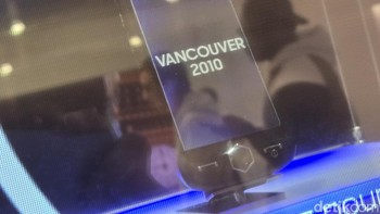 Pada titik ini, revolusi smartphone benar-benar sedang berlangsung. Samsung Omnia II, pendahulu dari seri Galaxy, diberikan kepada keluarga Olympiade Musim Dingin Vancouver 2010. Dilengkapi dengan Windows Mobile OS dan menampilkan layar AMOLED 3,7 inci bersama dengan Wi-Fi, Bluetooth, dan GPS. Pengenalan wajah, penandaan geografis, dan mengunggah ke cloud juga dimungkinkan saat ini. Foto: Adi Fida Rahman/detikINET