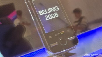 Samsung SGH-i688 menjadi HP edisi khusus Olimpiade Beijing 2008, Fitur push-to-talk (PTT) yang inovatif merupakan terobosan bagi keluarga Olimpiade dan juga bagi konsumen. HP ini mempermudah komunikasi dan koordinasi acara penyelenggara, menghasilkan pengalaman Olimpiade yang lebih baik untuk semua orang. Foto: Adi Fida Rahman/detikINET