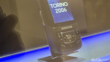 Samsung menyediakan pejabat Olimpiade dengan ponsel D600 yang mampu menampilkan grafis dan video tingkat lanjut, dan sudah diinstal sebelumnya dengan perangkat lunak WOW.  D600 secara dramatis meningkatkan kemampuan multimedia dengan layar dua inch, speaker stereo, dan Pemutar MP3. Foto: Adi Fida Rahman/detikINET