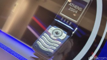 Samsung menyediakan SGH-i530 untuk Olimpiade di Athena pada tahun 2004. SGH-i530 menggunakan Palm OS dan menampilkan antarmuka layar sentuh yang besar dengan grafis canggih. Versi awal dari layanan Wireless Olympic Works (WOW) Samsung sudah diinstal sebelumnya dan menyediakan informasi acara real-time kepada penyelenggara untuk manajemen acara. Foto: Adi Fida Rahman/detikINET