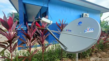 Parabola penerima sinyal satelit Satria-1 terpasang di samping lab komputer sekolah. Foto: Fitraya Ramadhanny/detikINET