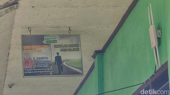 Dari setiap titik VSat Bakti Akses Internet melalui Satria-1, selalu ada router kedua yang diarahkan untuk masyarakat umum. Di SMPN 6 Penajem Paser Utara, juga ada router kedua di dinding kelas yang dekat jalan raya agar bisa diakses masyarakat umum dari luar sekolah. Foto: Fitraya Ramadhanny/detikINET