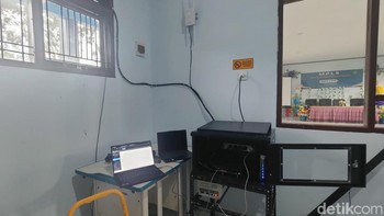 Parabola terhubung dengan unit modem yang dijaga dengan stabilizer, setelah itu internet dipancarkan dengan router untuk dipergunakan para siswa. Foto: Fitraya Ramadhanny/detikINET