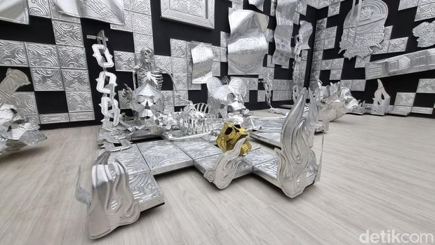 Instalasi karya Ramadhan Arif Fatkhur (32) berjudul 'Adrenaline of Avantgarde' di ARTJOG, Sabtu (10/8/2024).