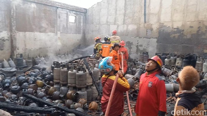 Kebakaran gudang gas di elpiji di Desa Trangsan, Kecamatan Gatak, Kabupaten Sukoharjo, Sabtu (10/8/2024).