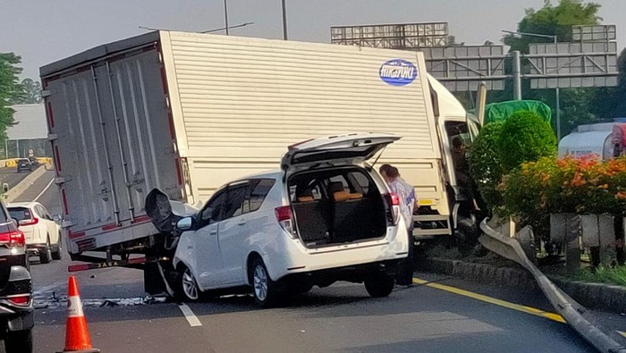 Kecelakaan Fatal di Tol JORR: Minibus Hantam Mobil Box, Lalu Lintas Lumpuh