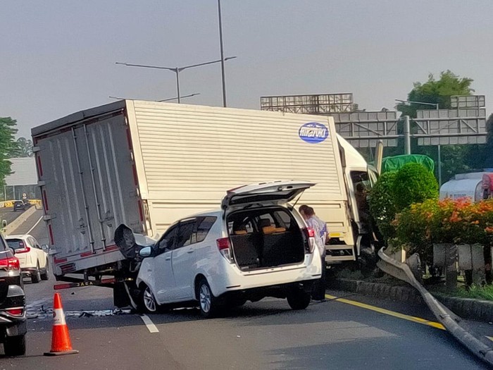 Kecelakaan di Tol JORR