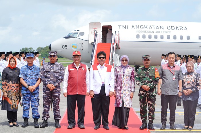 Kepala BPIP sambut kedatangan Duplikat Bendera Pusaka dan Teks Proklamasi ketikan Sayuti Melik di Bandara Sultan Aji Muhammad Sulaiman Sepinggan, Balikpapan, Kalimantan Timur, Sabtu (10/08).