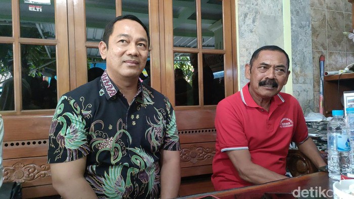 Kepala LKPP Hendrar Prihadi (kiri) saat menemui Ketua DPC FX Rudy di Pucangsawit, Solo, Sabtu (10/8/2024).