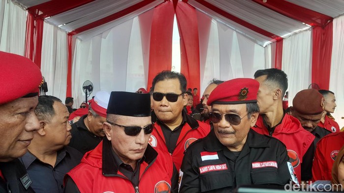 Ketua DPP PDIP Bidang Ideologi dan Kaderisasi DPP PDIP Djarot Saiful Hidayat bersama Edy Rahmayadi di Lapangan Astaka, Deli Serdang, Sumut. (Nizar Aldi/detikSumut)