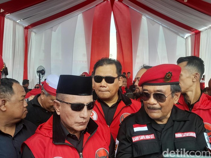 Ketua DPP PDIP Bidang Ideologi dan Kaderisasi DPP PDIP Djarot Saiful Hidayat bersama Edy Rahmayadi di Lapangan Astaka, Deli Serdang, Sumut. (Nizar Aldi/detikSumut)