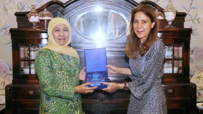 Khofifah Indar Parawansa menerima kunjungan Kepala Perwakilan Perserikatan Bangsa Bangsa (PBB) untuk Indonesia Gita Sabharwal di Surabaya. (dok Istimewa)