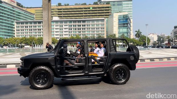 Kirab bendera Merah Putih dan teks Proklamasi melewati Bundaran HI, Jakarta (Rumondang/detikcom)