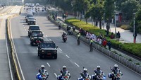 Sejumlah warga tampak menyambut parade tersebut.