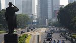 Potret Kirab Bendera Pusaka Melintas di Jalan Jenderal Sudirman