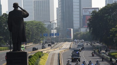 Potret Kirab Bendera Pusaka Melintas di Jalan Jenderal Sudirman