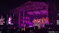 Penonton konser dihadiri lebih dari 20.000 penonton. Mereka tidak hanya dari Makassar, namun dari berbagai daerah bahkan mancanegara seperti Singapura. Foto: (Rasmilawanti Rustam/detikSulsel)