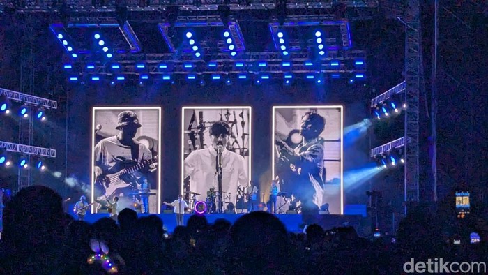 Konser Sheila On 7 di Makassar. Konser Sheila On 7 di Makassar.