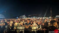 Para penonton yang hadir kompak bernyanyi bersama dalam setiap lagu yang dibawakan Sheila On 7. Foto: (Rasmilawanti Rustam/detikSulsel)