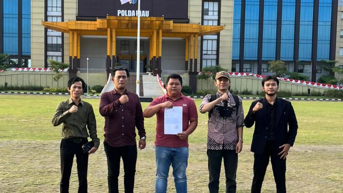 Korban dan kuasa hukum saat datang untuk melapor di Polda Riau. (Ist)