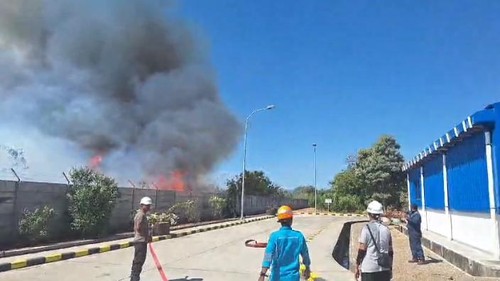 Lahan di area Pembangkit Listrik Tenaga Mesin Gas (PLTMG) 40 MW di Desa Hoder, Kecamatan Waigete, Kabupaten Sikka, NTT, terbakar pada Sabtu (10/8/2024). (Foto: Polres Sikka)