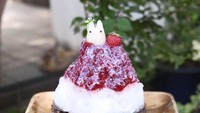 Selama musim panas di Jepang, kafe Shirohige’s memperkenalkan berbagai variasi es serut. Salah satunya es serut dengan ekstra mochi, pasta kacang manis putih, ditambah topping buah strawberry. Foto: X @shirohige_puff