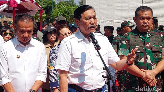 Luhut Cek Penanganan Sampah di Sungai Citarum Pakai Alat TNI AD