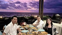 Momen Maharani Kemala dan Ivan Gunawan juga terlihat dalam potret ini. Mereka makan di restoran dengan pemandangan matahari terbenam yang indah. Foto: Instagram @maharanikemala