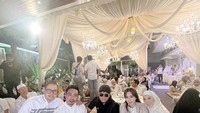 Sebelumnya pun, Maharani Kemala bersama suaminya Dewa Gede Putra dan Shandy Purnamasari dan Gilang juga sangat dekat. Ini maunya saat makan bersama dalam sebuah acara. Foto: Instagram @maharanikemala