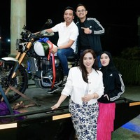 Kekompakan juga ditunjukkan oleh kedua suami mereka. Gilang Widhia Pramana atau yang dikenal Juragan 99, suami dari Shandy juga akrab dengan suami Maharani, Dewa Gede Adiputra. Foto: dok. Instagram @shandypurnamasari