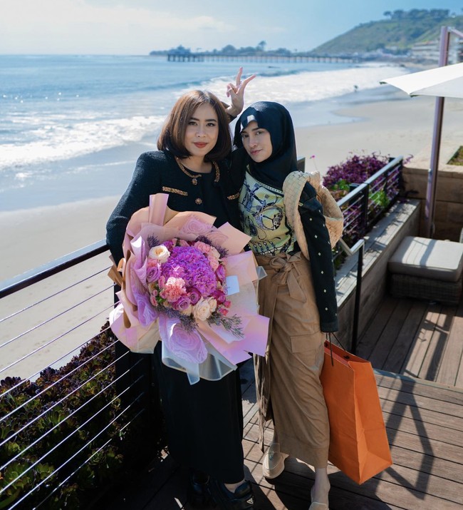 Potret manis keduanya di Los Angeles pada Oktober 2023. Kala itu, Shandy tengah berulang tahun dan Maharani khusus terbang ke Amerika Serikat demi memberikan kado untuk Shandy. Foto: dok. Instagram @shandypurnamasari