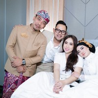 Momen saat Maharani Kemala sakit pada Juli 2023. Keduanya masih terlihat kompak bersama. Dalam surat pernyataannya tersebut, Maharani meminta kelonggaran untuk perubahan nama MS Glow Aesthetic Clinic di tujuh cabang yang berada di bawah manajemennya hingga akhir tahun ini.  Foto: dok. Instagram @shandypurnamasari