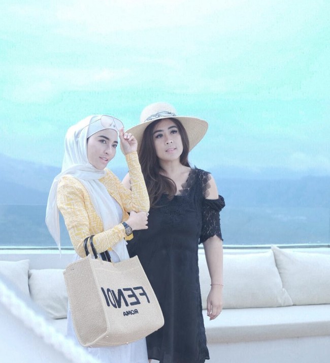 MS Glow didirikan oleh Maharani Kemala dan Shandy Purnamasari pada tahun 2013, dan sejak saat itu, keduanya dikenal memiliki hubungan persahabatan yang erat. Mereka sering kali menghabiskan waktu bersama dan menunjukkan kekompakan.  Foto: dok. Instagram @shandypurnamasari