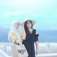 MS Glow didirikan oleh Maharani Kemala dan Shandy Purnamasari pada tahun 2013, dan sejak saat itu, keduanya dikenal memiliki hubungan persahabatan yang erat. Mereka sering kali menghabiskan waktu bersama dan menunjukkan kekompakan.  Foto: dok. Instagram @shandypurnamasari