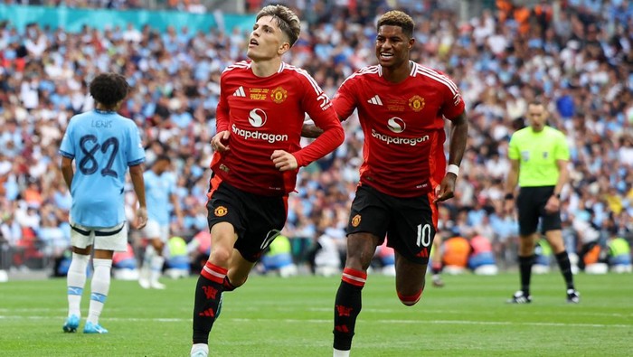 Soccer Football - Community Shield - Manchester United v Manchester City - Wembley Stadium, London, Britain - August 10, 2024 Manchester Uniteds Alejandro Garnacho celebrates scoring their first goal with Marcus Rashford REUTERS/Toby Melville
