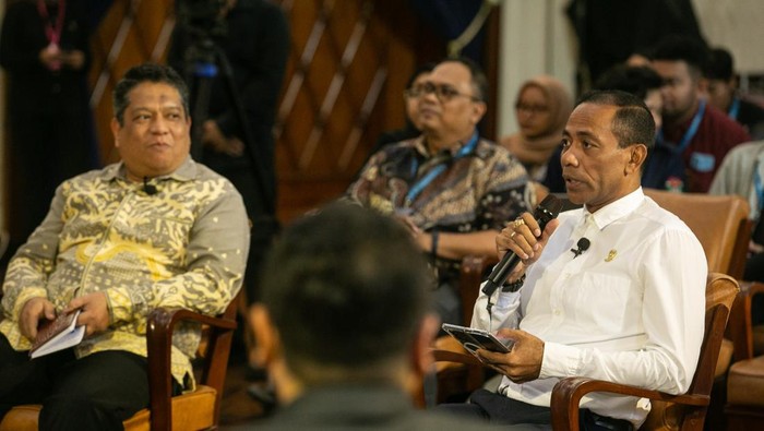 Masa Depan Otda Dibahas di ForumΒ UGM Deputi Pengendalian Pembangunan Otorita Ibu Kota Nusantara Thomas Umbu Pati Tena Bolodadi (kanan) menyampaikan paparan bersama Direktur Politik Dalam Negeri Kemendagri Syarmadani (kiri) saat acara Bulak Sumur Roundtable Forum 2024 di Universitas Gadjah Mada, Sleman, DI Yogyakarta, Jumat (9/8/2024). Dialog tersebut membahas tentang reorientasi desentralisasi dan otonomi daerah serta pembangunan ekonomi dalam konteks tantangannya terhadap pembangunan berkelanjutan. ANTARA FOTO/Hendra Nurdiyansyah/nz