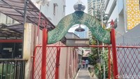 Masjid ikonik yang dikenal dengan Masjid Perahu perlu menelusuri gang demi gang untuk menemukannya dan hanya bisa diakses dengan motor atau berjalan kaki. Tak perlu khawatir karena setelah sampai terdapat tempat parkir dan area masjidnya pun terbilang luas.