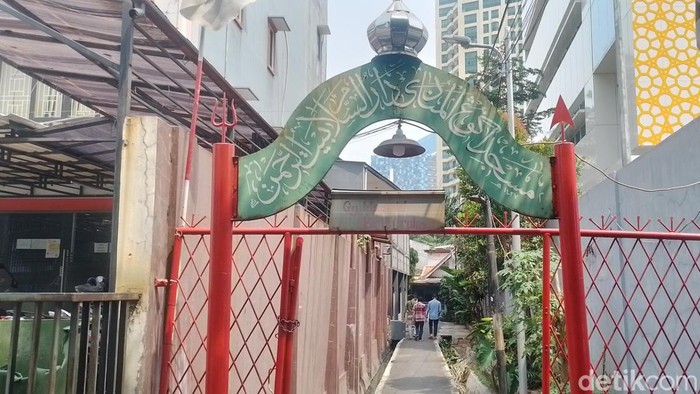 Masjid Unik di Jaksel, Ada Perahu hingga Emas Tiga Kilogram Masjid Agung Al Munada Darussalam Baiturrahman di Selatan menyimpan keunikan. Terdapat bangunan berbentuk perahu hingga adanya emas tiga kg.