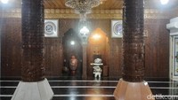Masjid ini punya luas 1.500 meter persegi, dibangun sejak tahun 1962, oleh KH Abdurrahman Maksum bersama warga sekitar. detikTravel pun mendatangi masjid ikonik ini, pada Jumat (2/8/2024).