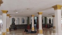 Lanjut Nur Alim, bangunan utama masjid masih mempertahankan konstruksi sejak awal dibangun. Hanya dilakukan perbaikan ketika ada yang sudah mulai rusak, di bangunan utama terdapat tiang-tiang dari kayu jati yang berada di tengah-tengah shaf.